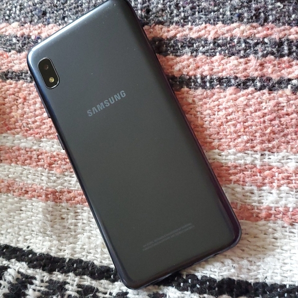 Samsung Galaxy A10e (Net10 phone) - Slate Blue - Picture 4 of 6